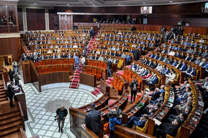 Los miembros de las dos cámaras del Parlamento marroquí participan en una sesión conjunta en Rabat, el 23 de enero de 2023.