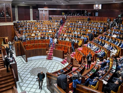 Los miembros de las dos cámaras del Parlamento marroquí participan en una sesión conjunta en Rabat, el 23 de enero de 2023.