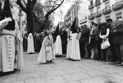 La exposición propone al espectador una mirada sobre la producción fotográfica de esta autora entre 2004 y 2010, que dialoga con fotografías de otros autores de los siglos XIX y XX.