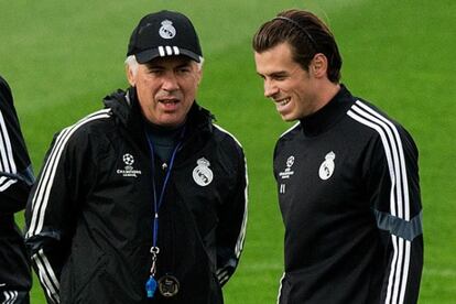 Ancelotti junto a Bale en el entrenamiento de hoy