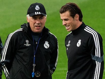 Ancelotti junto a Bale en el entrenamiento de hoy