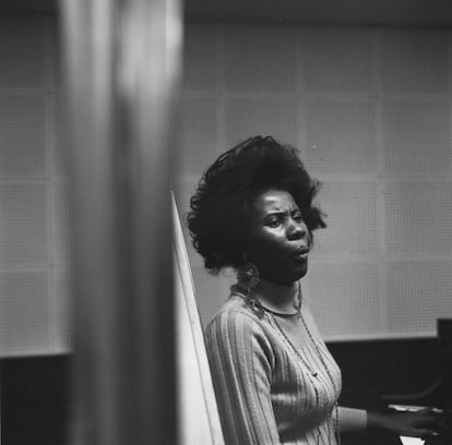 De nombre Alice McLeod (1937-2007), la pianista ingresó en 1965 en la nueva y revolucionaria banda de John Coltrane. Ese año se casó con el líder, estrella absoluta del sello Impulse!. A su muerte, Alice Coltrane continuó con el legado espiritual del saxofonista en espléndidos discos para el sello como 'World Galaxy' (1972) o 'Journey in Satchidananda' (1970).