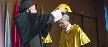 El rector de la Universidad del País Vasco, Iñaki Goirizelaia, impone el birrete al psiquiatra Luis Rojas Marcos en el acto de investidura doctor 'honoris causa' celebrado este viernes en Leioa.