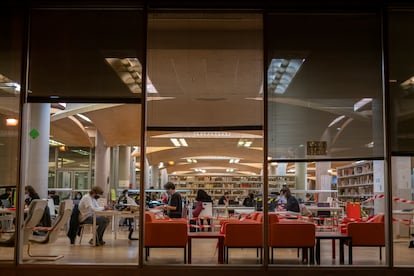 Estudiantes en la biblioteca Maria Zambrano, de la Universidad Complutense de Madrid.