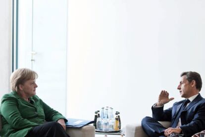 La canciller alemana, Angela Merkel y el presidente francés, Nicolas Sarkozy, ayer en Berlín.