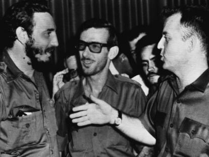 Fidel Castro, con los comandantes de la revoluci&oacute;n Eloy Gutierrez Menoyo (en el centro) y William Morgan, en La Habana en agosto de 1959.