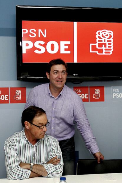 Roberto Jiménez (de pie), líder del PSN, y Román Felones, presidente del partido, en la reunión de la ejecutiva.