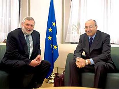 El ministro marroquí de Pesca, Said Chbaatou (derecha), junto al comisario europeo del ramo, Franz Fischler, durante la reunión que mantuvieron ayer, que se saldó con un fracaso en las negociaciones pesqueras.