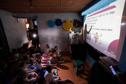 Un grupo de niños toma una clase en la casa familiar de la maestra Milagros Agreda, en Caracas, Venezuela, este mes.