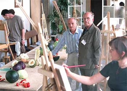 Antonio López (a la izquierda) y Julio López Hernández, ayer en el taller del primero en San Lorenzo de El Escorial.