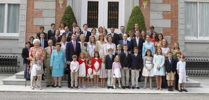 En la foto de familia de la comunión de Miguel Urdangarín han posado también sus tíos y sus primos: la infanta Elena con sus hijos, Felipe y Victoria, y don Felipe y doña Letizia con Leonor y Sofía. También han estado presentes las infantas Pilar y Margarita (hermanas del Rey) y sus familias, así como Alexia de Grecia. No ha faltado una amplia representación de la familia Urdangarín.