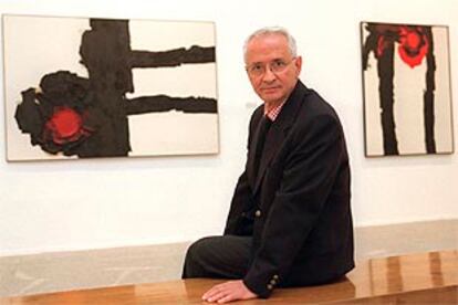 Luis Feito, ayer en su antológica del Museo Nacional Reina Sofía, entre las obras <b></b><i>Sin título </i>(1964) y <b></b><i>Nº 467</i> (1964).