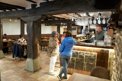 Para los que buscan echar un café en la barra, una caña en la terraza o un pintxo en alguna de las mesas, el establecimiento, ligeramente reformado pero conservando su característica combinación de piedra, madera y hierro, sigue tan acogedor como siempre.