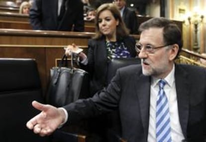 El presidente del Gobierno, Mariano Rajoy, y la vicepresidenta, Soraya Sáenz de Santamaría, al inicio del pleno, esta mañana en el Congreso de los Diputados.