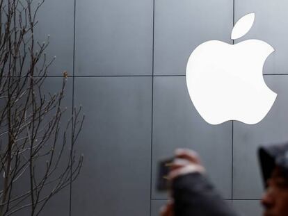 La SEC acusa a un exejecutivo de Apple de usar información privilegiada