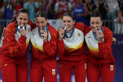 La selección española femenina de baloncesto 3X3 posa con la medalla de plata. 