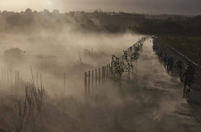 El pelotón de ciclistas levanta una polvareda a su paso durante la primera etapa de la Absa Cape Epic, en Saronsberg (Sudáfrica).