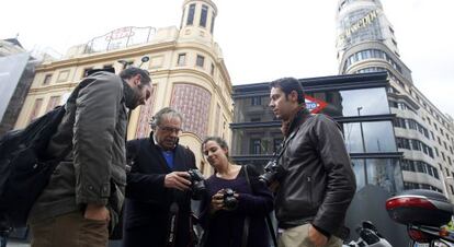 Tres alumnos con el profesor Raúl Cancio en Callao.