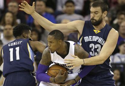 Marc Gasol, junto a McLemore y Conley.