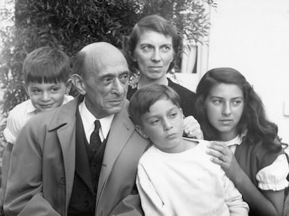 Arnold Schönberg en 1950 en Los Ángeles, con miembros de su familia.