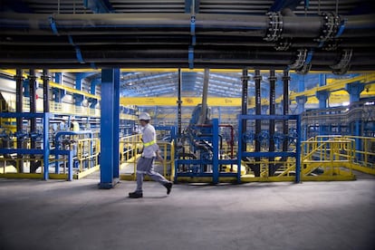 Un trabajador en una planta de tratamiento mineral.