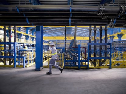 Un trabajador en una planta de tratamiento mineral.