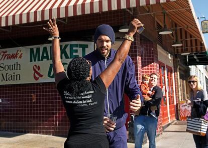 Una aficionada de los Memphis Grizzlies para a Marc Gasol en la calle para darle un abrazo