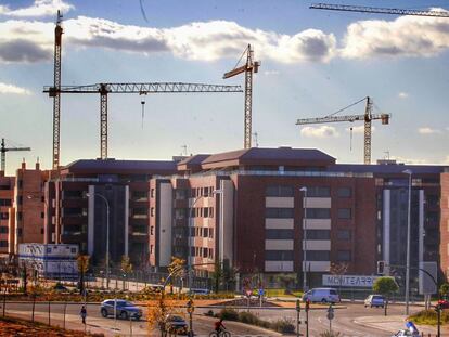 Gr&uacute;as en la construcci&oacute;n de una promoci&oacute;n de vivienda nueva en el barrio de Arroyofresno, distrito de Fuencarral (Madrid).