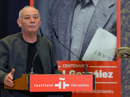 El escritor Xuan Bello, en un homenaje al poeta Ángel González en Madrid, el pasado marzo.