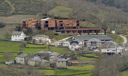 Aldea de Celeiros, con el asilo inacabado al fondo, dominada por el Macizo Central. 