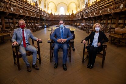 De izquierda a derecha, Ricardo Rivero, rector de la Universidad de Salamanca; Carlos García, alcalde de Salamanca, y Mirian Cortés, rectora dela Universidad Pontificia de Salamanca, en la Biblioteca de la Universidad de Salamanca.