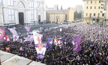 Los aficionados de la fiorentina en las inmediaciones de la iglesia Santa Cruz para asistir al funeral del capitán Davide Astori.