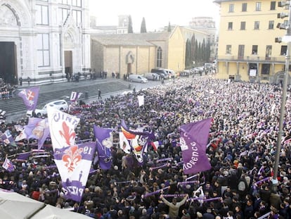 Los aficionados de la fiorentina en las inmediaciones de la iglesia Santa Cruz para asistir al funeral del capit&aacute;n Davide Astori.