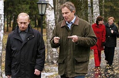 El presidente ruso, Vladímir Putin (izquierda), ayer, junto al primer ministro británico, Tony Blair, en Zavidobo (norte de Moscú). Detrás, las esposa de ambos.