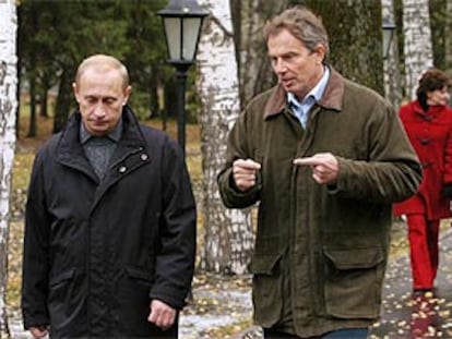 El presidente ruso, Vladímir Putin (izquierda), ayer, junto al primer ministro británico, Tony Blair, en Zavidobo (norte de Moscú). Detrás, las esposa de ambos.
