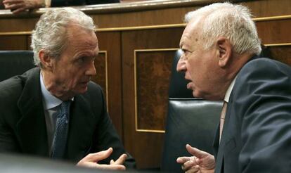El ministro de Defensa, Pedro Morenés (izquierda), charla con el titular de Exteriores, José Manuel García-Margallo, en el pleno del Congreso.