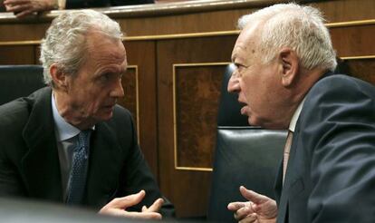 El ministro de Defensa, Pedro Moren&eacute;s (izquierda), charla con el titular de Exteriores, Jos&eacute; Manuel Garc&iacute;a-Margallo, en el pleno del Congreso.