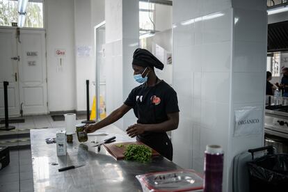 Boubacar asiste a su curso de cocina cada mañana. Los alimentos que cocinan son servidos por encargo a empresas y particulares de la zona. Pincha en la imagen para ver la FOTOGALERÍA completa,