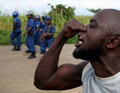 Un manifestante increpa a la policía en Buyumbura.