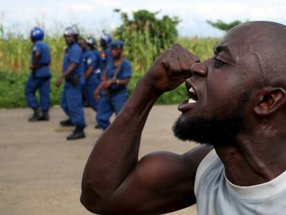 Un manifestante increpa a la policía en Buyumbura.