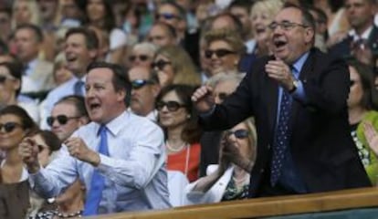 David Cameron, y el ministro principal escocés, Alex Salmond, celebran la victoria de Murray en Wimbledon desde el palco.