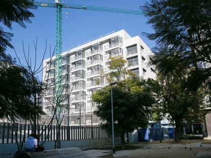 Vivienda social del Ayuntamiento de Barcelona en el cruce de las calles Comte Borrell y Consell de Cent.