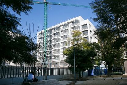 Vivienda social del Ayuntamiento de Barcelona en el cruce de las calles Comte Borrell y Consell de Cent.