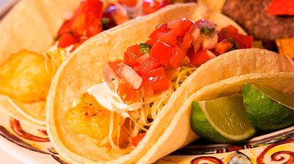 Al estilo de Ensenada, en Baja California. Filetitos de pescado blanco empanados y fritos, que se acompañan con salsas de tomate y mayonesa. Gloria pura.