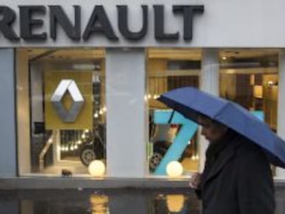 Un hombre pasando junto a un concesionario de Renault