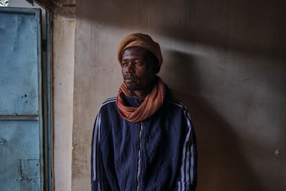Santana, artista y miembro del colectivo Kibera District Art, trabaja activamente en su comunidad para que los ciudadanos del mayor ‘slum’ de Nairobi puedan acceder al arte. “Mucha gente vive aquí porque es el único lugar que se pueden permitir”, reconoce. Cree que “las movilizaciones responden a que los ciudadanos pagan impuestos pero no ven progresos. Y no es muy optimista: “Los progresos son lentos”.