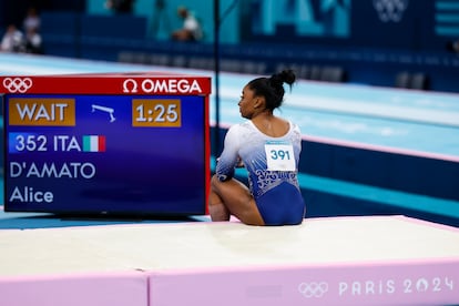 Simone Biles, que solo pudo ser quinta, observa a las dems participantes realizar sus ejercicios en la viga de equilibrios. La gimnasta estadounidense termin la jornada sin ningn oro.