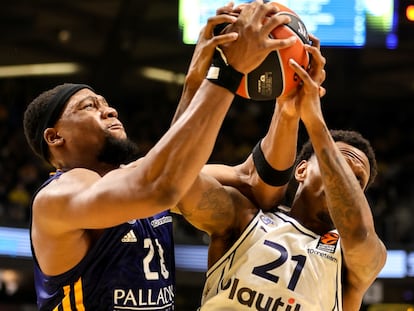 Yabusele disputa un balón con Nunnally. Euroleague