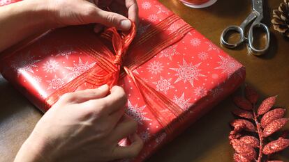 Envuelve tus sorpresas de magia e ilusión con estos papeles de regalo llenos de originalidad. GETTY IMAGES.