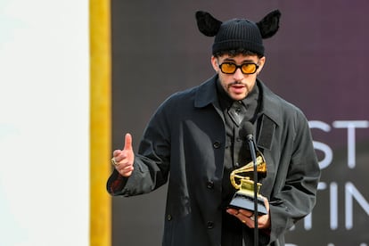 Bad Bunny, aceptando el Grammy a Mejor disco de pop latino y urbano por 'YHLQMDLG' en 2021.
